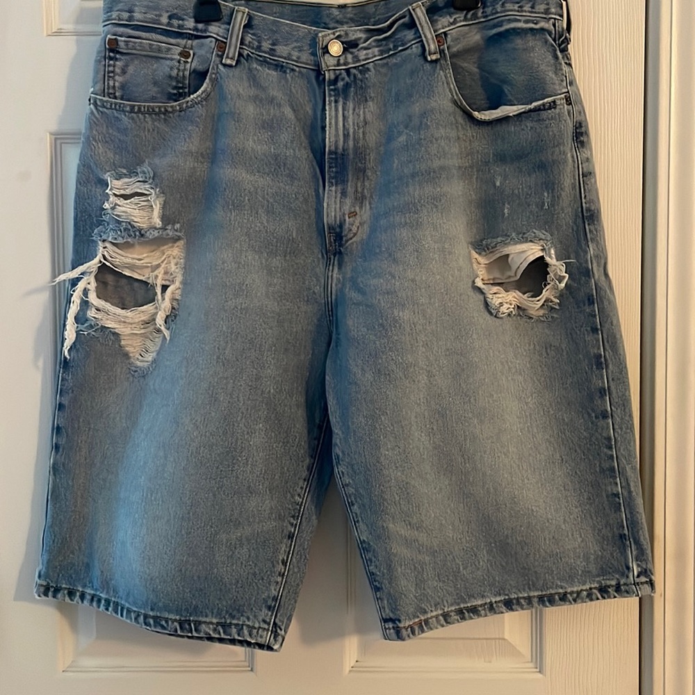 Men’s Levi shorts with rips in front